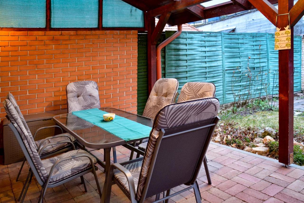 Afrodite Apartmanhaz Егер Екстериор снимка